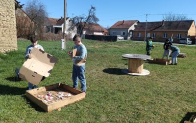 Klub volontera naše škole i KrEdA “zeleni istraživači” započeli proljetno oblikovanje javnog vrta u Suhopolju