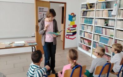 Prvašići u školskoj knjižnici